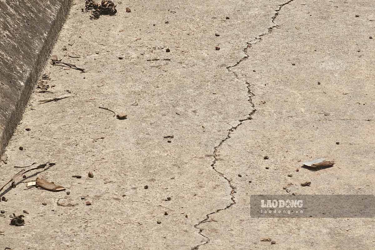 ティエンイエン-モンカイ高速道路(クアンニン省)を横断するドゥオンホアコミューンのホアホン高架橋の端にある縦方向の亀裂。写真:ドアン・フン