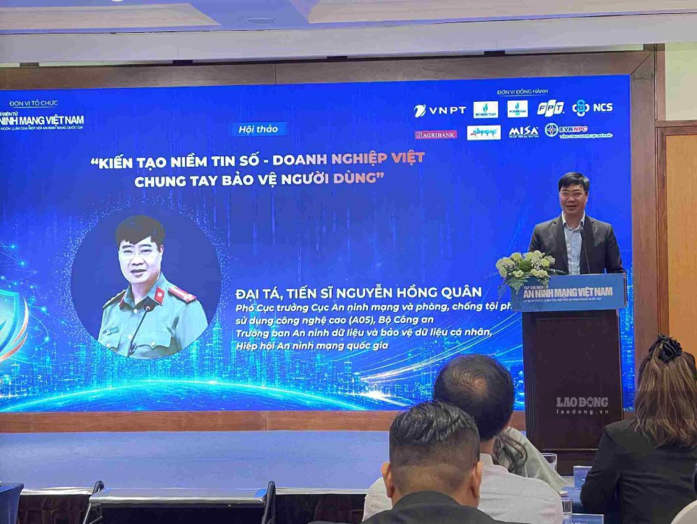 Experts point out that anyone can become a victim of online fraud. In the photo is Colonel, Dr. Nguyen Hong Quan speaking at the Conference. Photo: Chau Anh