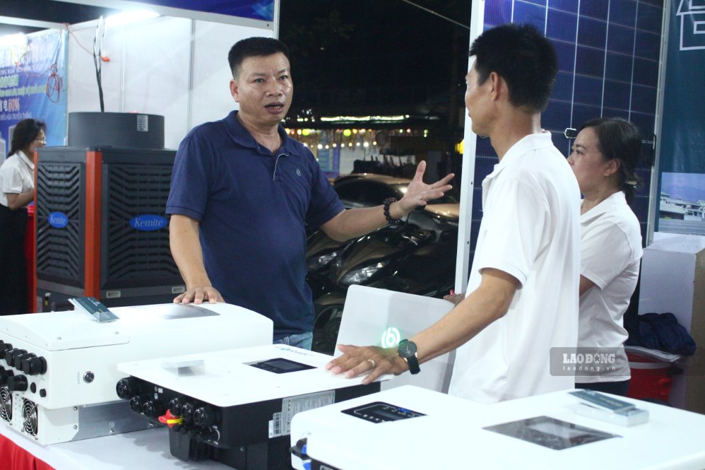 Khách tham quan tìm hiểu các công nghệ chuyển đổi xanh được ứng dụng trong sản xuất và đời sống. Ảnh: Thanh Huyền