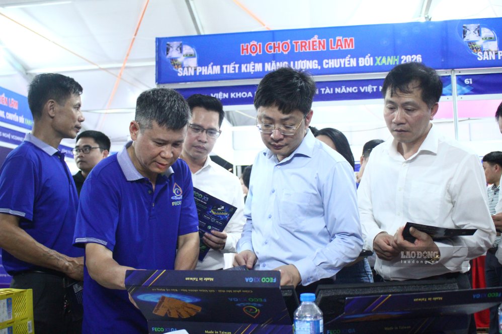 Delegates visit the exhibition space of energy-saving products, equipment and technologies at the fair. Photo: Thanh Huyen