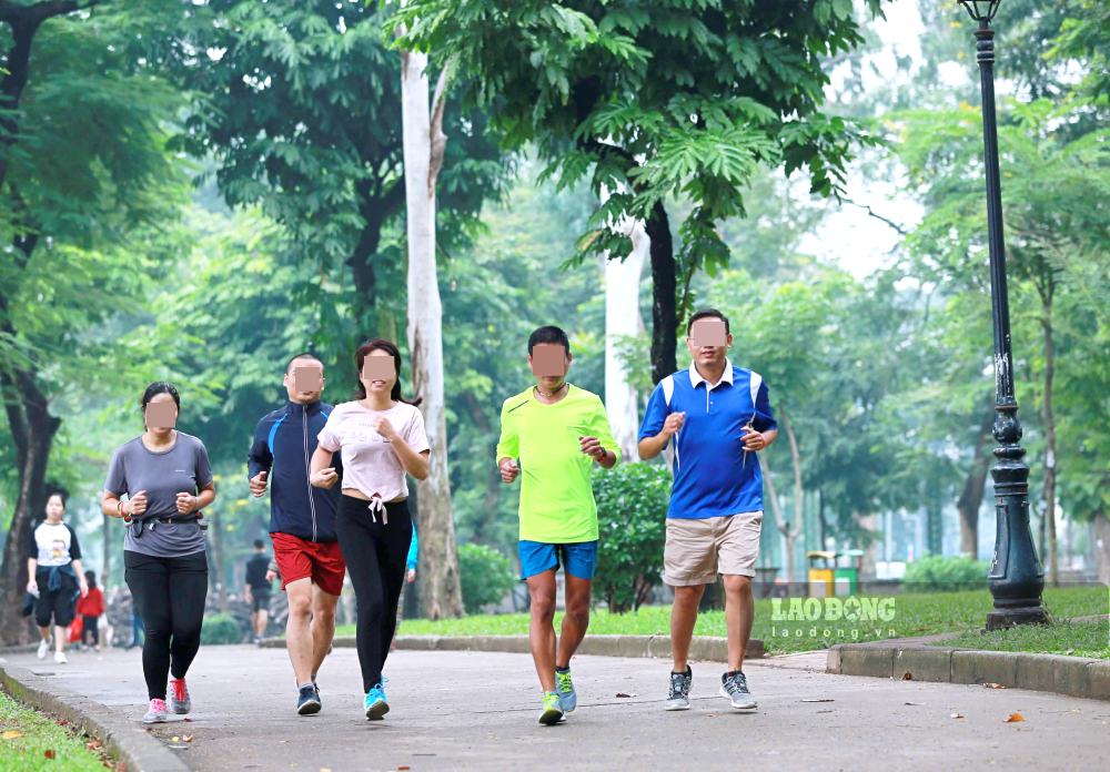 Maintaining moderate exercise habits can contribute to effectively controlling uric acid in people over 50 years old. Photo: Hai Nguyen