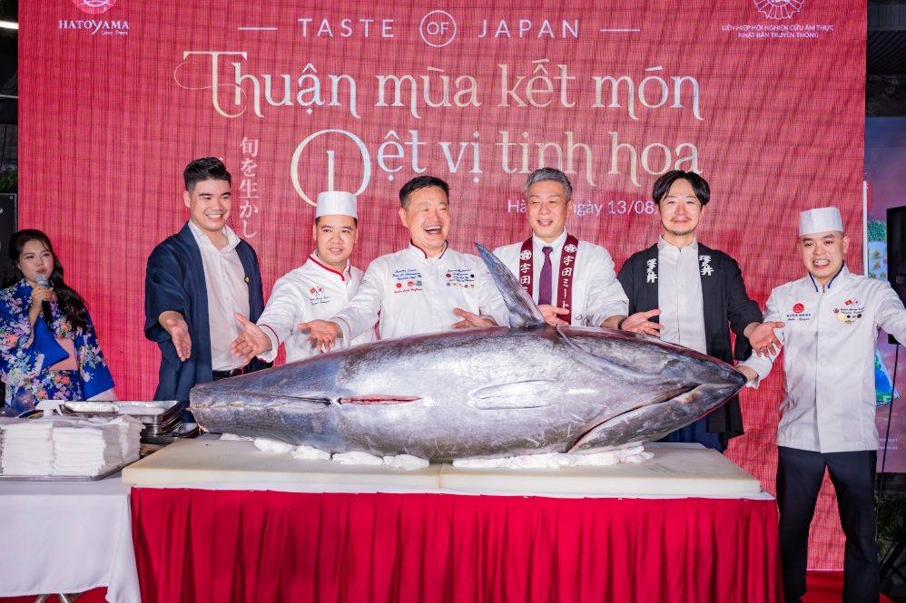 Con cá ngừ vây xanh gần 220 kg được vận chuyển bằng đường hàng không từ Nhật Bản về Việt Nam. Ảnh: BTC