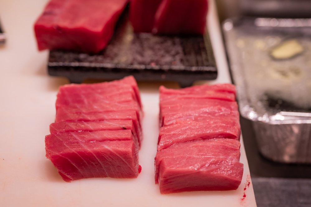Những miếng cá được cắt thành miếng sashimi tươi ngon phục vụ thực khách. Ảnh: BTC