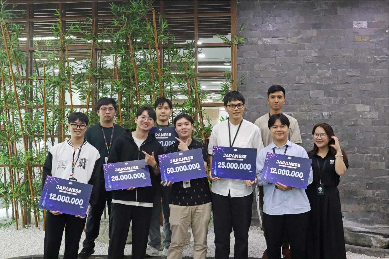 FPTU 학생들은 기업과 연계된 교육 프로그램에 참여하여 실제 경험을 축적하고 졸업 후 취업 기회를 확대합니다. 사진: 학교