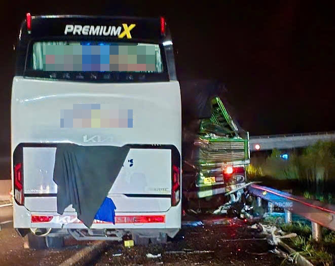 Scene of a passenger car crashing into the rear of a truck on the Phan Thiet - Dau Giay expressway. Photo: Duy Tuan