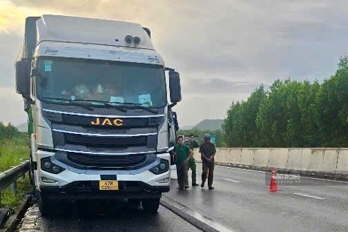 Xe tải tại hiện trường tai nạn. Ảnh: Duy Tuấn 
