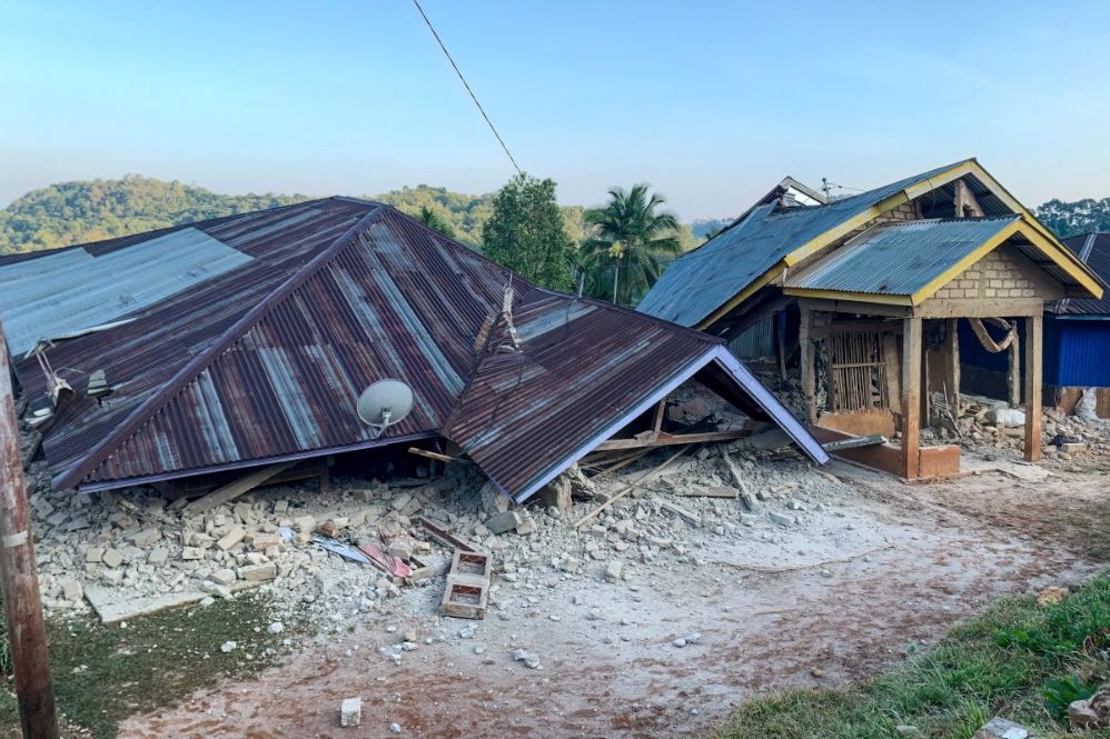 A strong earthquake of magnitude 7.7 occurred off Indonesia, causing damage to houses in Ruteng, Manggarai, East Nusa Tenggara. Photo: AFP