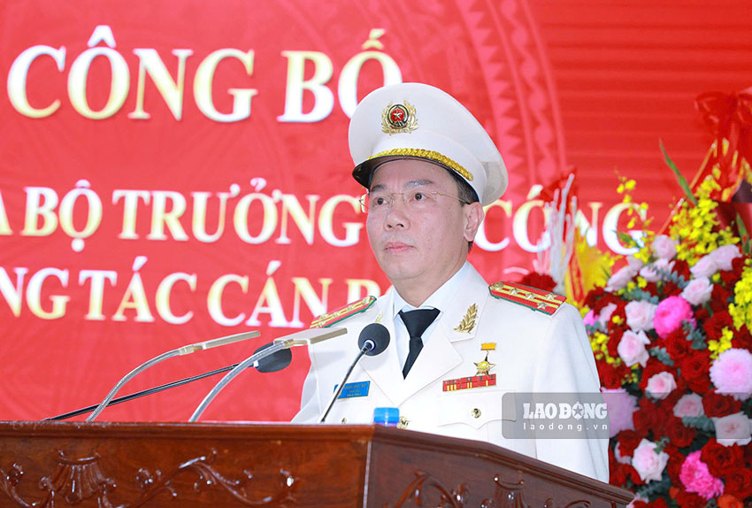 Đại tá Hoàng Quốc Việt phát biểu sau khi nhận quyết định điều động, bổ nhiệm. Ảnh: Việt Hà