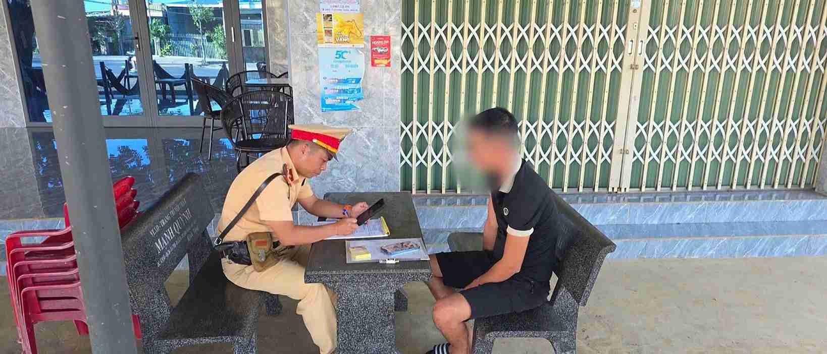 Dak Lak Provincial Traffic Police force handles drivers driving tanker trucks violating regulations on driving time. Photo: Dak Lak Police
