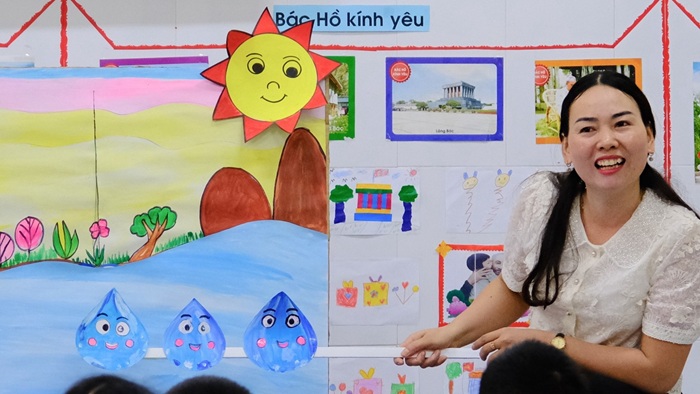 Image of a teacher stopping in the middle of a story to interact with children - Photo taken at Gio Linh Kindergarten, Quang Tri province. Photo: VVOB