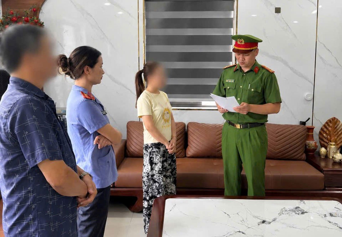 Phòng Cảnh sát kinh tế tống đạt Quyết định khởi tố bị can, phê chuẩn quyết định khởi tố bị can đối với các đối tượng trong vụ án. Ảnh: Công an Quảng Ninh