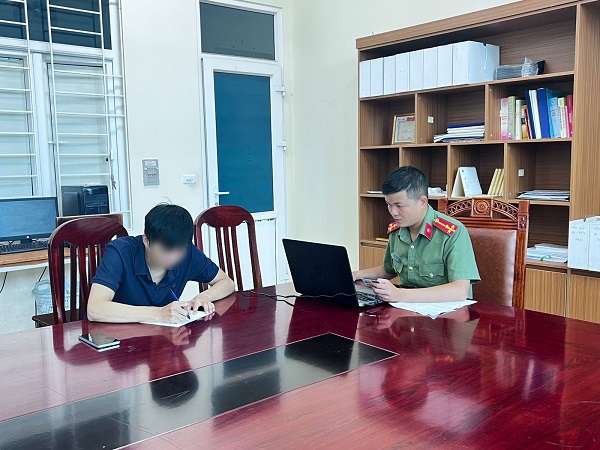Công an phường Phúc Yên, tỉnh Phú Thọ  làm việc với trường hợp có hoạt động tương tác với các trang mạng xã hội đăng tải nội dung xuyên tạc. Ảnh: Công an Phú Thọ