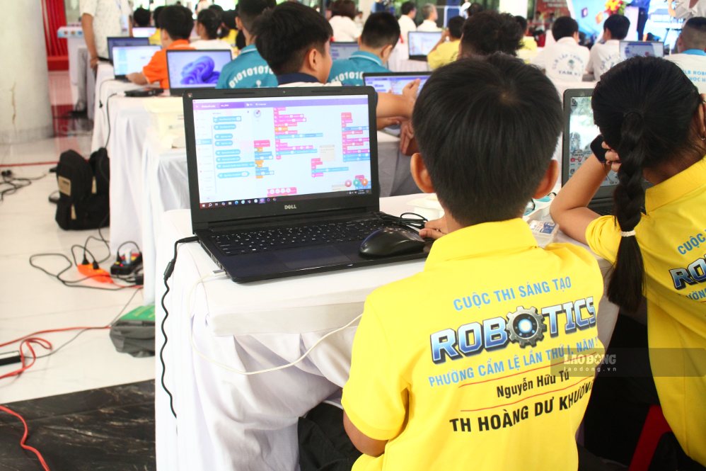 Đông đảo học sinh, phụ huynh và giáo viên theo dõi các trận đấu Robotics tại Công viên APEC. Ảnh: Thanh Huyền