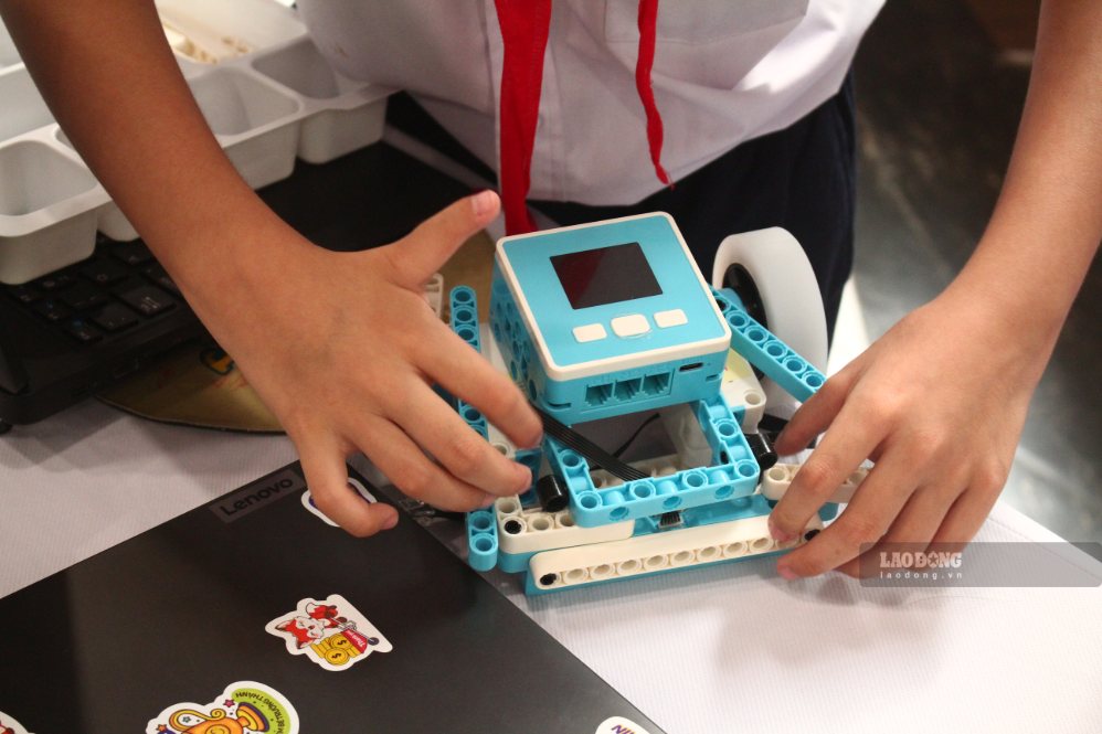 Mỗi robot dự thi là kết quả của quá trình nghiên cứu, thử nghiệm và hoàn thiện của các đội. Ảnh: Thanh Huyền