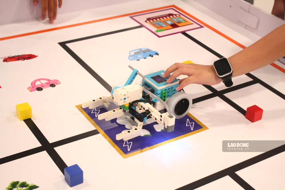Le concours de robotique crée un terrain de jeu scientifique et technologique, éveillant la passion créative des élèves de Da Nang. Photo: Thanh Huyen