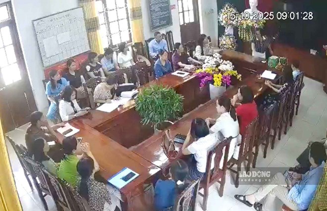 Mme L.T.H - directrice d'une école primaire à Ninh Bình - a eu des paroles et des actions inappropriées lors de la réunion. Photo: Diệu Anh