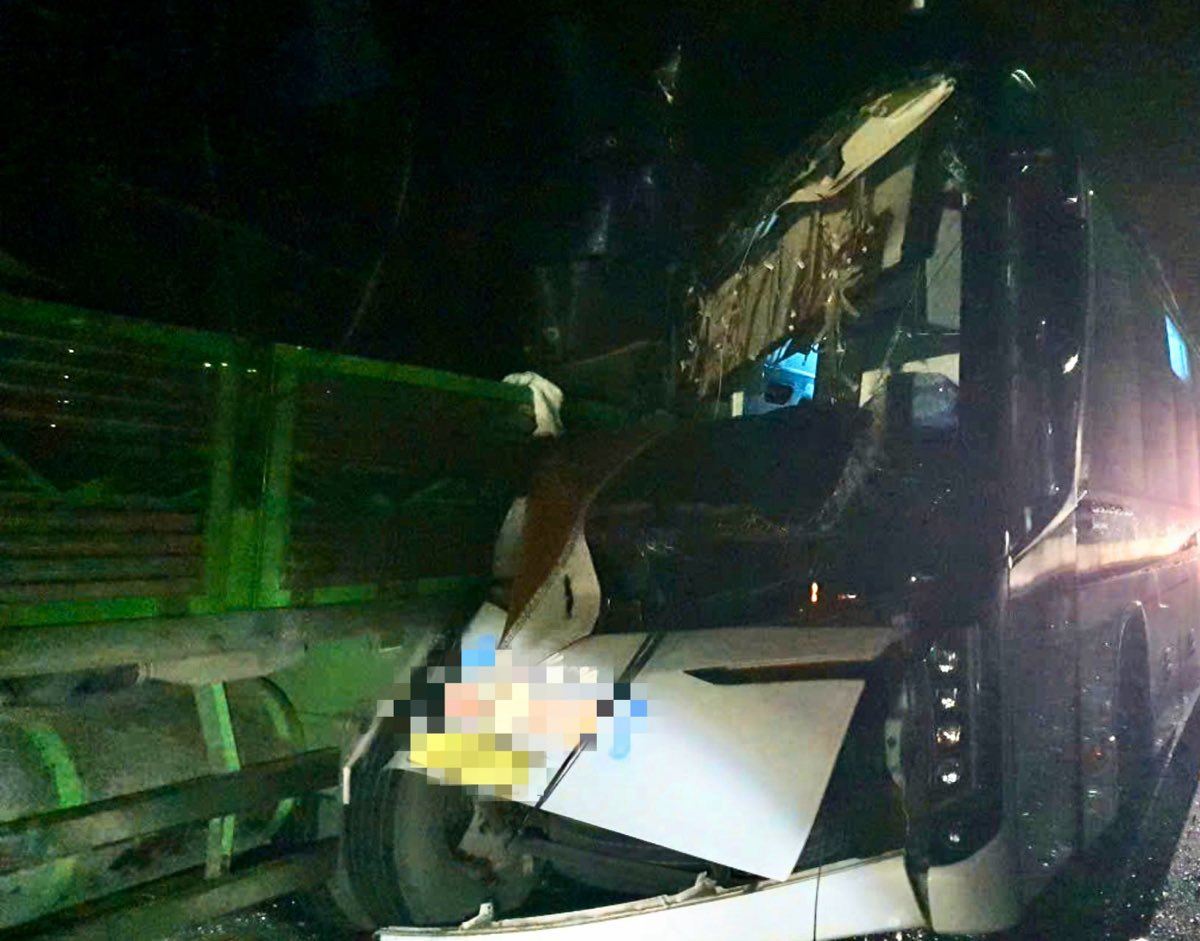 L'avant de l'autocar déformé après avoir percuté l'arrière du camion. Photo: Fournie par les habitants