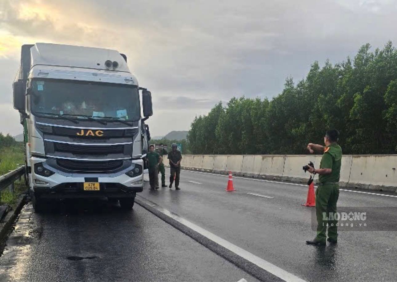 Công an khám nghiệm hiện trường. Ảnh: Duy Tuấn