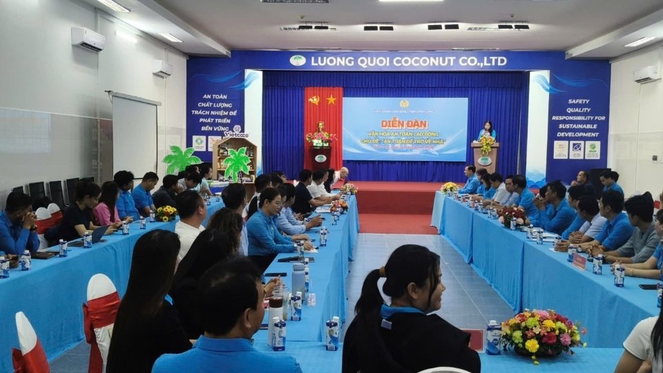 Quang cảnh diễn đàn lan tỏa văn hóa an toàn lao động với thông điệp “An toàn để trở về nhà”. LĐLĐ tỉnh Vĩnh Long