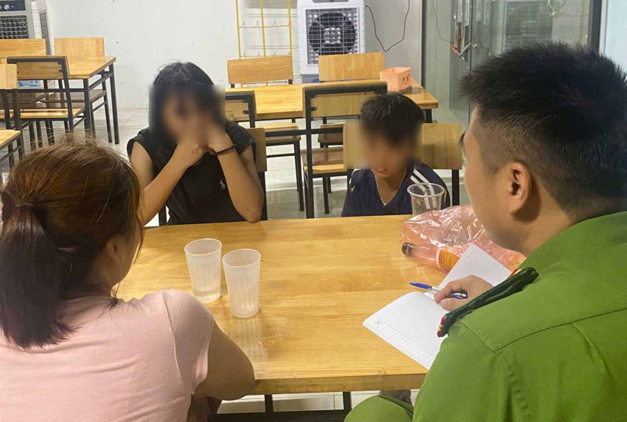 Cu Dong Commune Police working, verifying information of the two children. Photo: Phu Tho Provincial Police