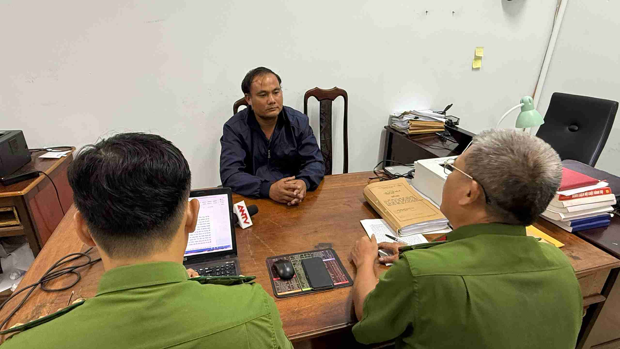 Đối tượng Nguyễn Hồng Lĩnh (thầy giáo dạy thể dục) khai nhận nguyên nhân sát hại nữ nhân viên thư viện. Ảnh: Công an Đắk Lắk