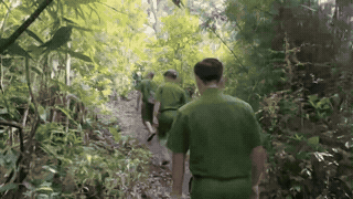Mobilizing more than 100 people to search for a 92-year-old man missing in the forest. Photo: Tri Le Commune People's Committee