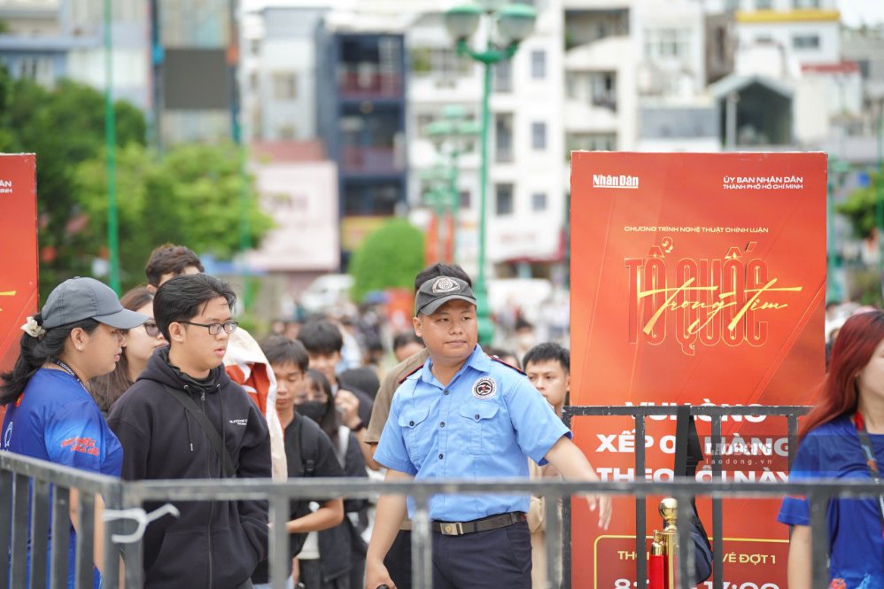 Long lines of people at the ticket distribution area for the "Fatherland in the Heart" Concert in Ho Chi Minh City. Photo: Nhu Quynh