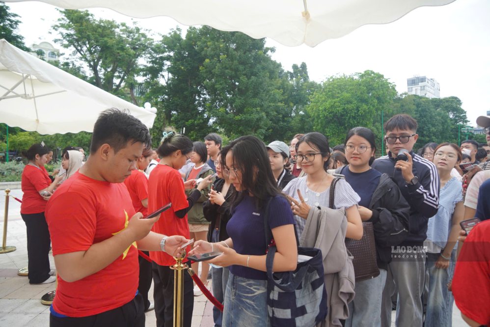 Nhiều người khác cũng chia sẻ đã rủ bạn bè cùng đăng ký vé và thành lập các nhóm cổ động để cùng tham dự, cổ vũ chương trình. Ảnh: Như Quỳnh