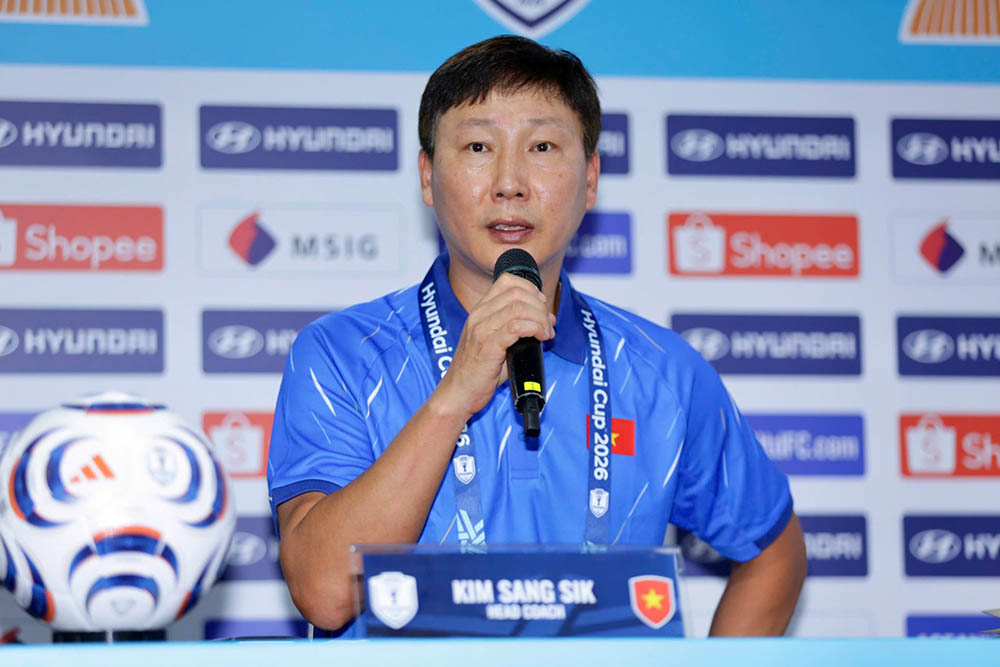 Coach Kim Sang-sik attends the press conference before the first leg semi-final of ASEAN Cup 2026 with Malaysia. Photo: VFF