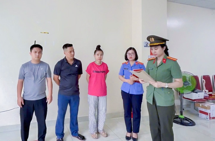 Cơ quan An ninh điều tra đọc Quyết định khởi tố vụ án, khởi tố bị can đối với Vi Văn Đông, Vũ Thị Hà và Phạm Bá Tài về tội “Lừa đảo chiếm đoạt tài sản”. Ảnh: Công an tỉnh Nghệ An