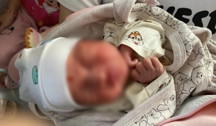 Newborn baby girl abandoned in front of Duc Son Pagoda gate. Photo: Thuy Xuan Ward People's Committee