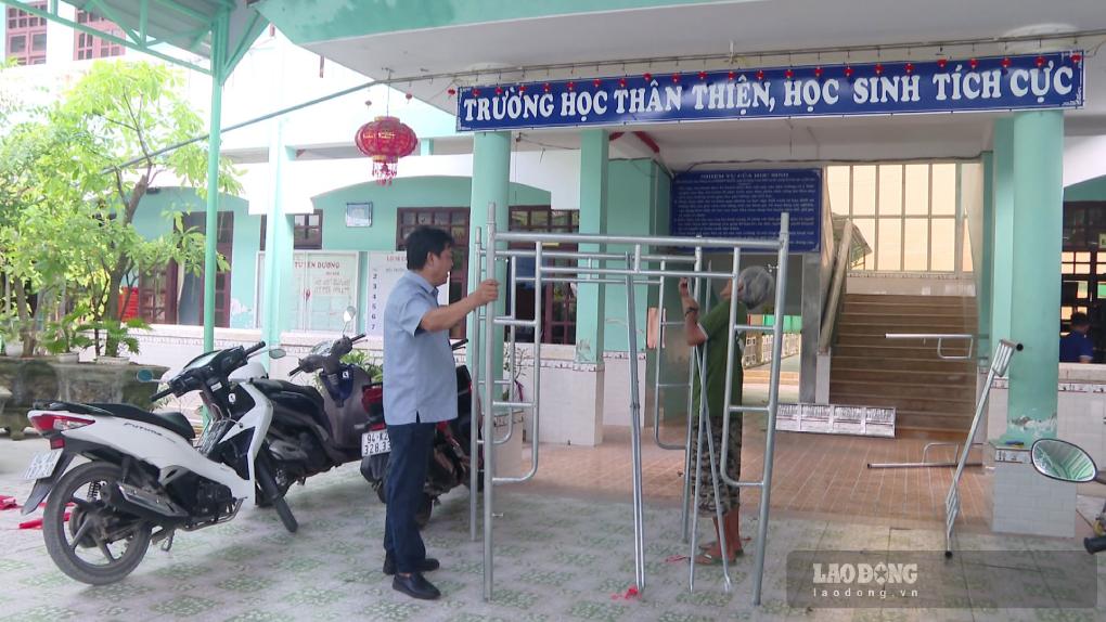 Teachers of Tran Quoc Toan Elementary School, Hiep Thanh ward, Ca Mau cleaning and tidying up schools and classrooms to prepare for the new school year. Photo: Nhat Ho.