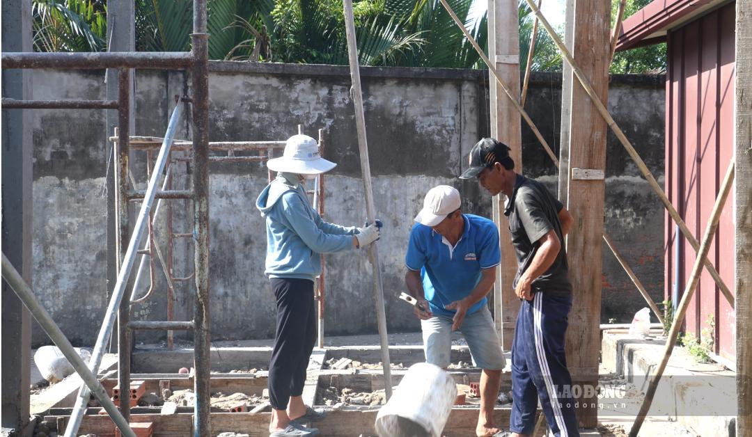 Một số hạng mục thuộc trường tiểu học Trần Đại Nghĩa, xã Gành Hào, Cà Mau đang khẩn trương hoàn thiện. Ảnh: Nhật Hồ.