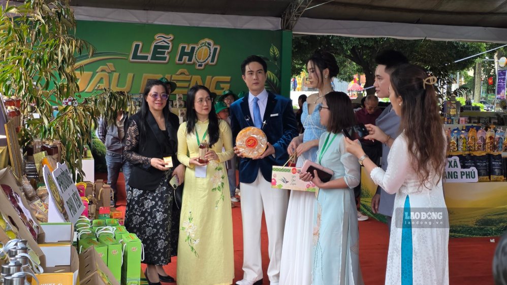 The specialized durian and OCOP product display, promotion and introduction area in Dak Lak province gathers nearly 400 booths. Photo: Hanh Nguyen