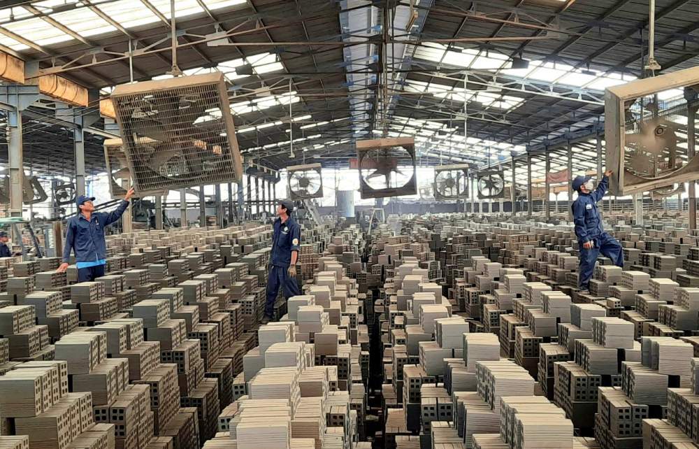 Công nhân Công ty Cổ phần Xây lắp An Giang tham gia sản xuất. Ảnh: CĐCS Công ty