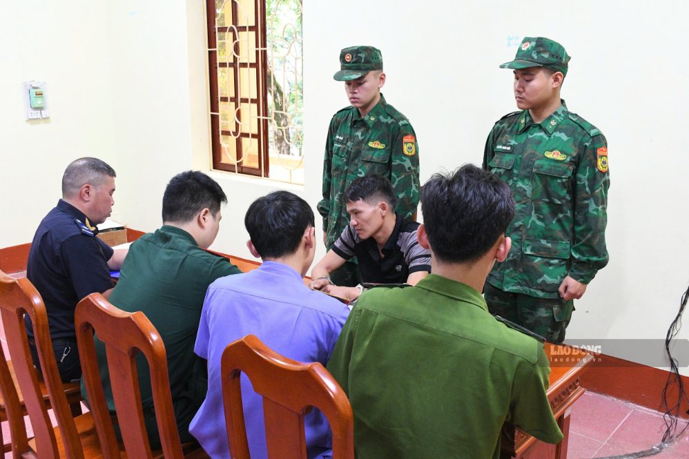 Đối tượng Nguyễn Văn Đức khai nhận hành vi phạm tội. Ảnh: Lý Nhất