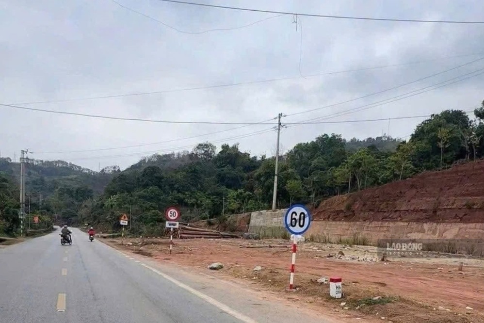 Biển báo giao thông trên Quốc lộ 6 đoạn qua xã Chiềng Hặc, tỉnh Sơn La. Ảnh: Vũ Công Hoan (chụp ngày 26.5.2026)