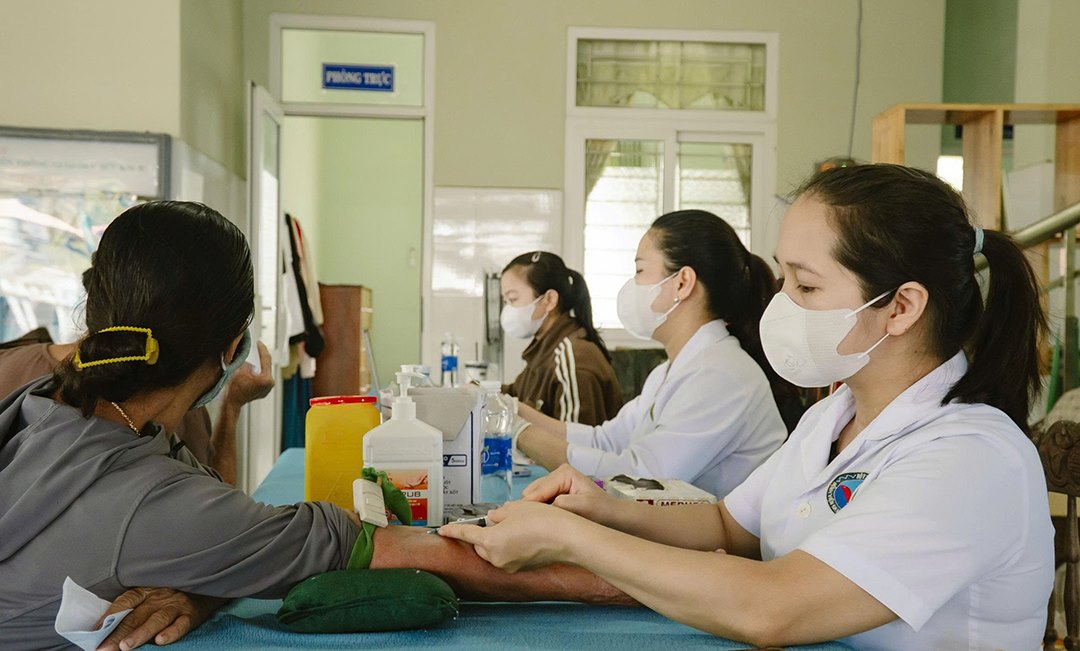 Direct medical examination and treatment for people in Tam Hai island commune, Da Nang. Photo: An Thuong