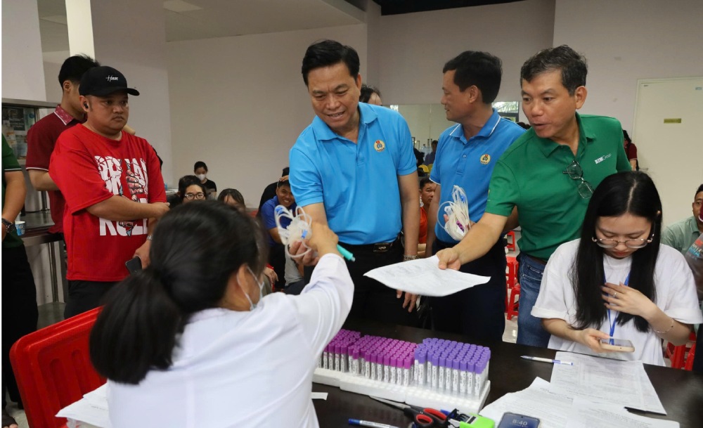 Chủ tịch LĐLĐ tỉnh An Giang Đỗ Trần Thịnh (giữa) cùng tham gia hiến máu trong đợt này. Ảnh: Minh Mẫn/LĐLĐ An Giang