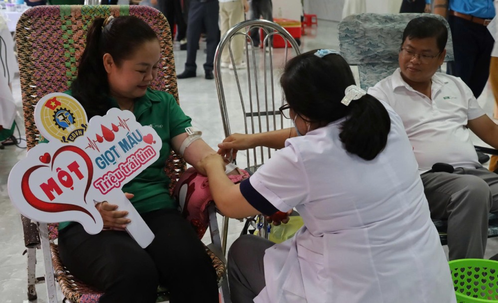 Union members and workers in Phu Quoc participate in voluntary blood donation. Photo: Minh Man/LĐLĐ An Giang