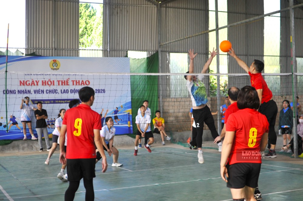 Trận tranh giải ba môn bóng chuyền hơi tại ngày hội. Ảnh: Trường Sơn