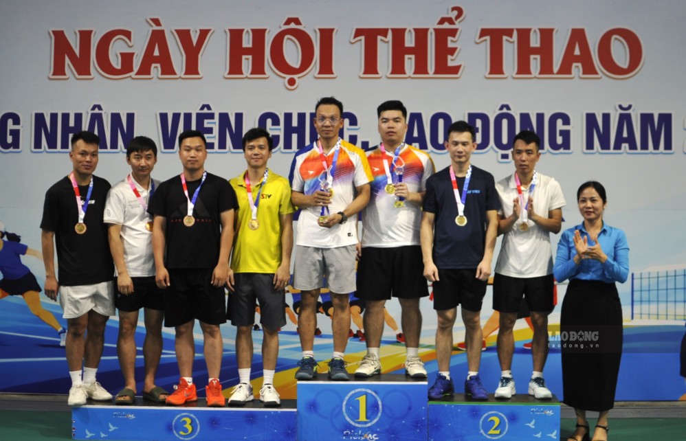 BTC trao giải cho các VĐV đôi nam môn pickleball. Ảnh: Trường Sơn