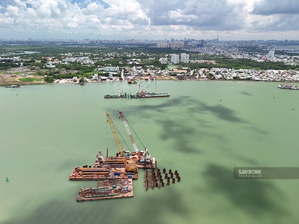 Ben Thanh - Can Gio Metro is accelerating the construction of the 920m long Soai Rap river overpass. Photo: Anh Tu