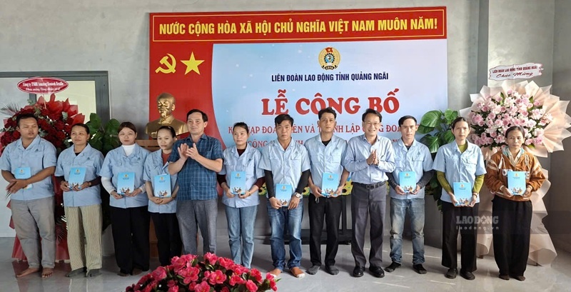 Mr. Dinh Quoc Tuan - Chairman of the Quang Ngai Provincial Labor Federation (5th from the left) presents the Decision on admission of union members, announcing the establishment of grassroots trade unions. Photo: Dang Khoi