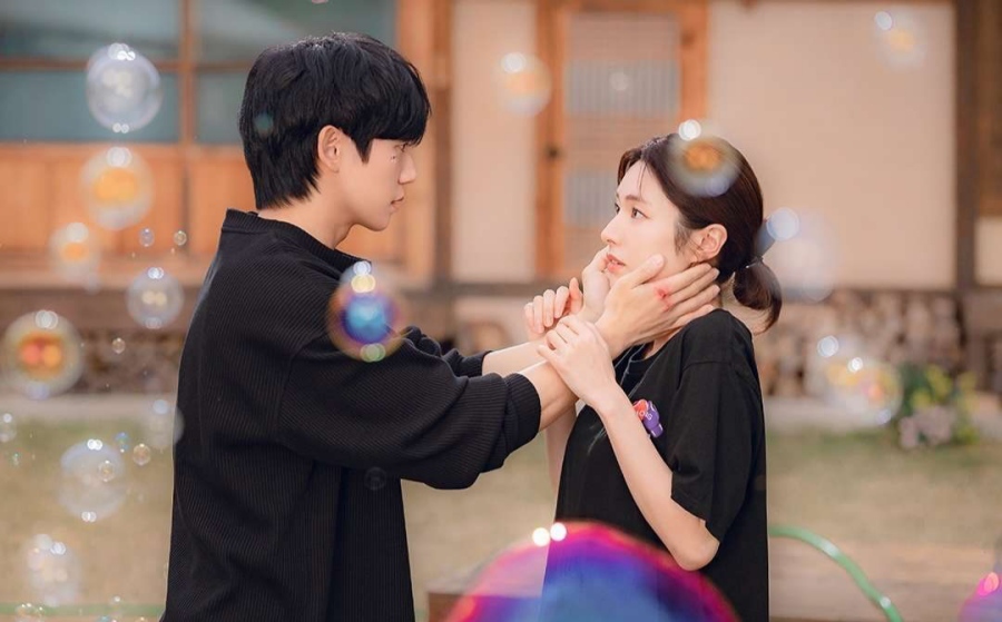 Jung Hae In, Ha Young in new movie. Photo: Netflix