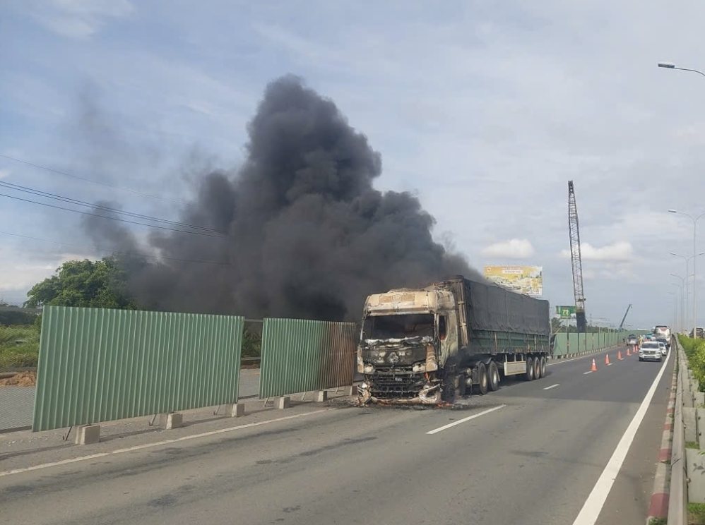 Scene of the fire on the HCMC - Long Thanh expressway. Photo: VEC E