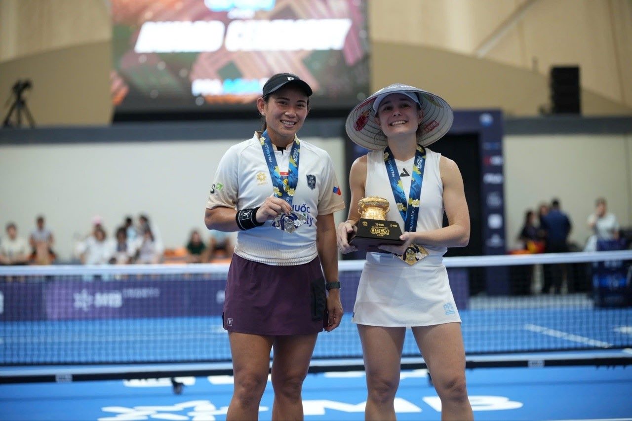 Trang Huỳnh (bên trái) cùng tấm huy chương bạc trong lần đầu tiên tham gia PPA. Ảnh: New Sports
