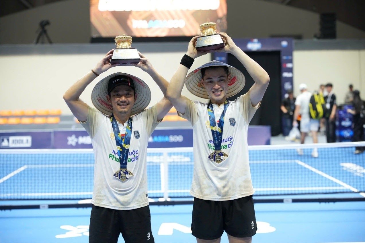 Đỗ Minh Quân et Trương Vinh Hiển soulèvent le trophée de champion du double messieurs Pro, apportant un grand honneur à l'équipe de pickleball Công an Nhân dân. Photo: New Sports
