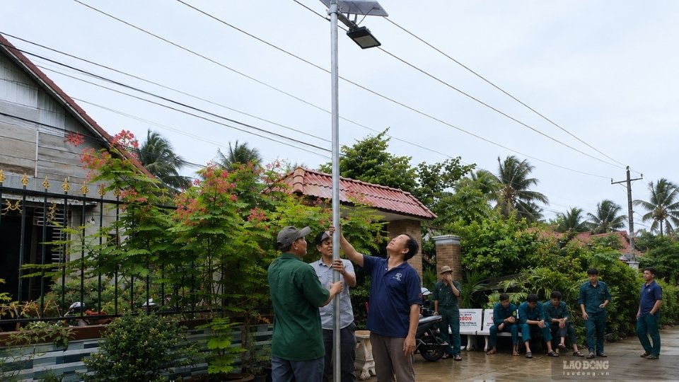 MTTQ Nhuận Phú Tân triển khai lắp đặt đèn năng lượng mặt trời, góp phần bảo đảm an toàn trên tuyến đường. Ảnh: Hoàng Lộc