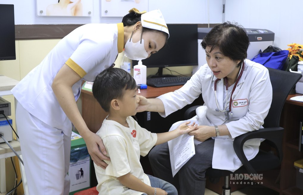 Exámenes de detección de enfermedades cardíacas congénitas para niños en circunstancias difíciles y niños discapacitados en Ca Mau. Foto: Nhat Ho.